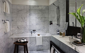 Tub and sink in Eventi guestroom bathroom